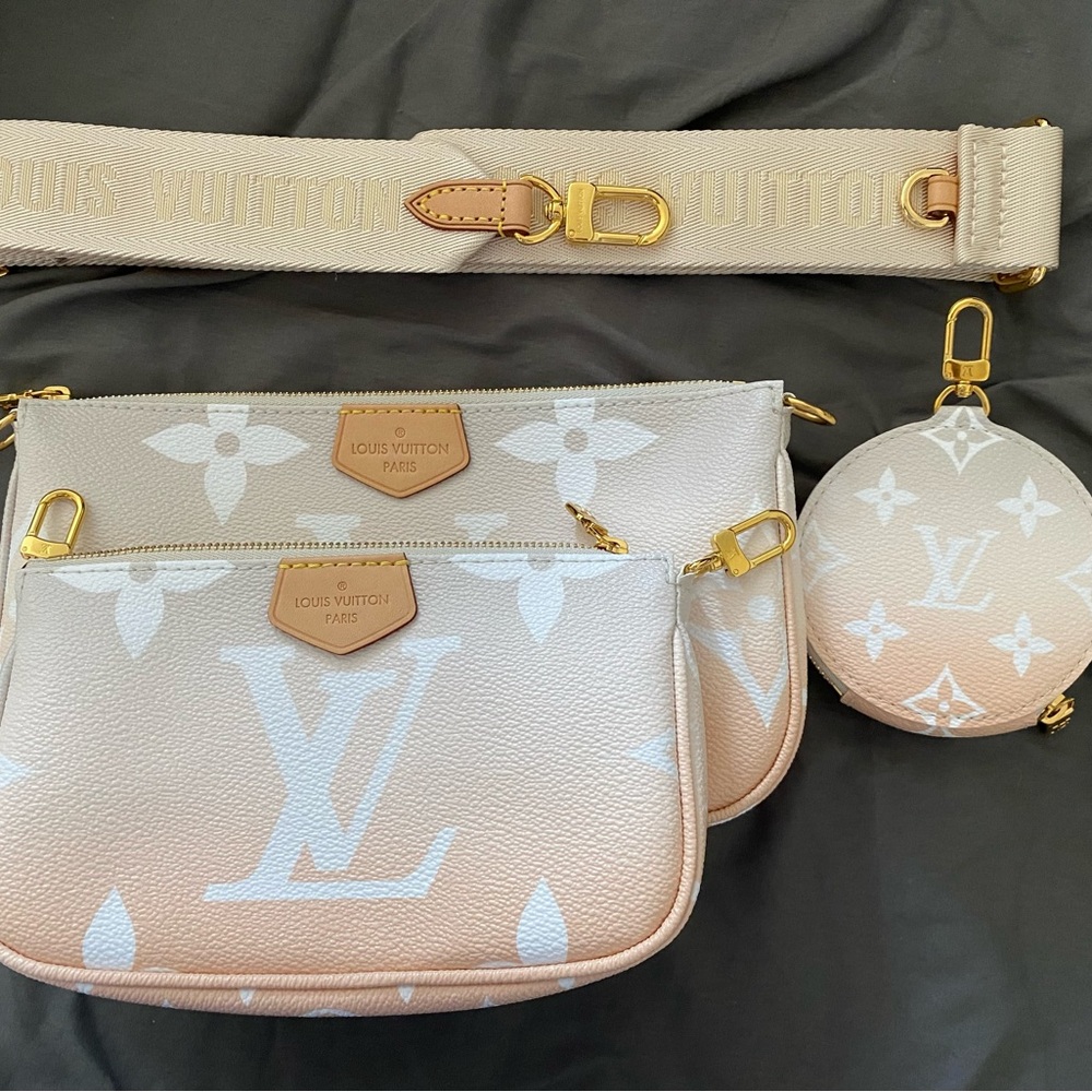 $4️⃣1️⃣0️⃣0️⃣ Limited Edition Multi Pochette Accessoires By the Pool